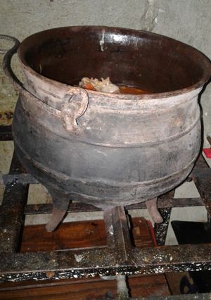 Una foto de Ossobucco al caldero con guarnición de papas