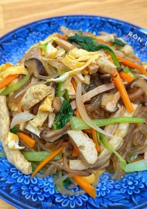 Hình của món Miến trộn Hàn Quốc.