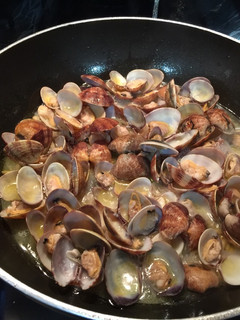 Una foto de Almejas en salsa con ajos y piñones