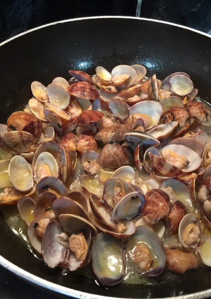 Una foto de Almejas en salsa con ajos y piñones