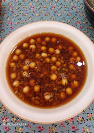 Hình của món Chè đậu xanh nguyên vỏ, hạt sen, đường thốt nốt.