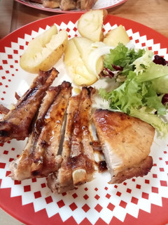 Foto principal de Costilla de cerdo al horno con guarnición de patatas