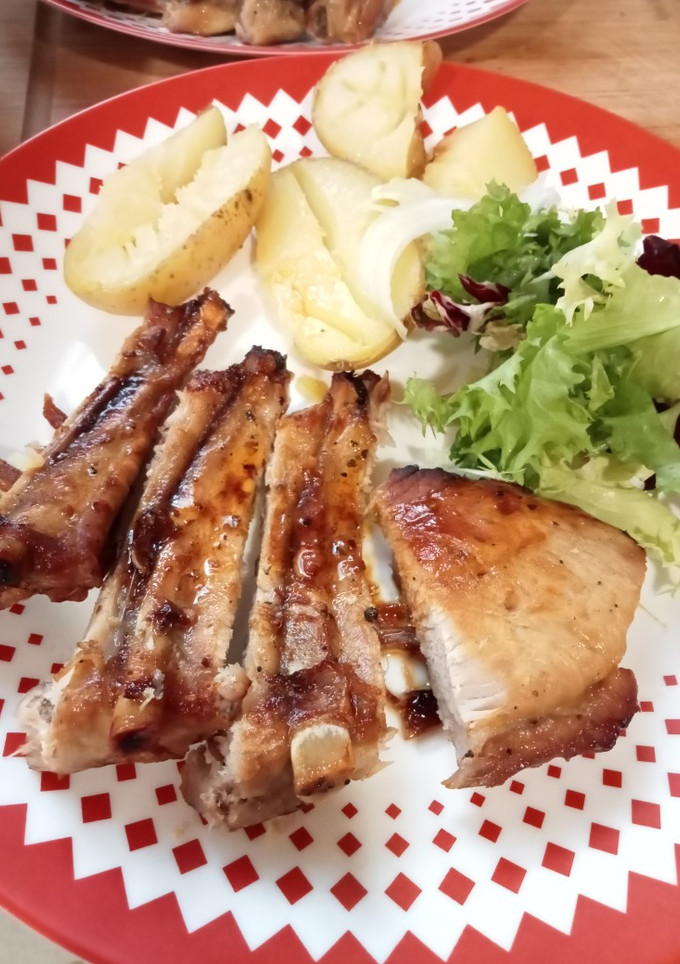 Una foto de Costilla de cerdo al horno con guarnición de patatas