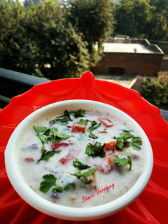 टॉमेटो ऑनियन रायता (Tomato onion raita recipe in hindi) रेसिपी मुख्य फोटो