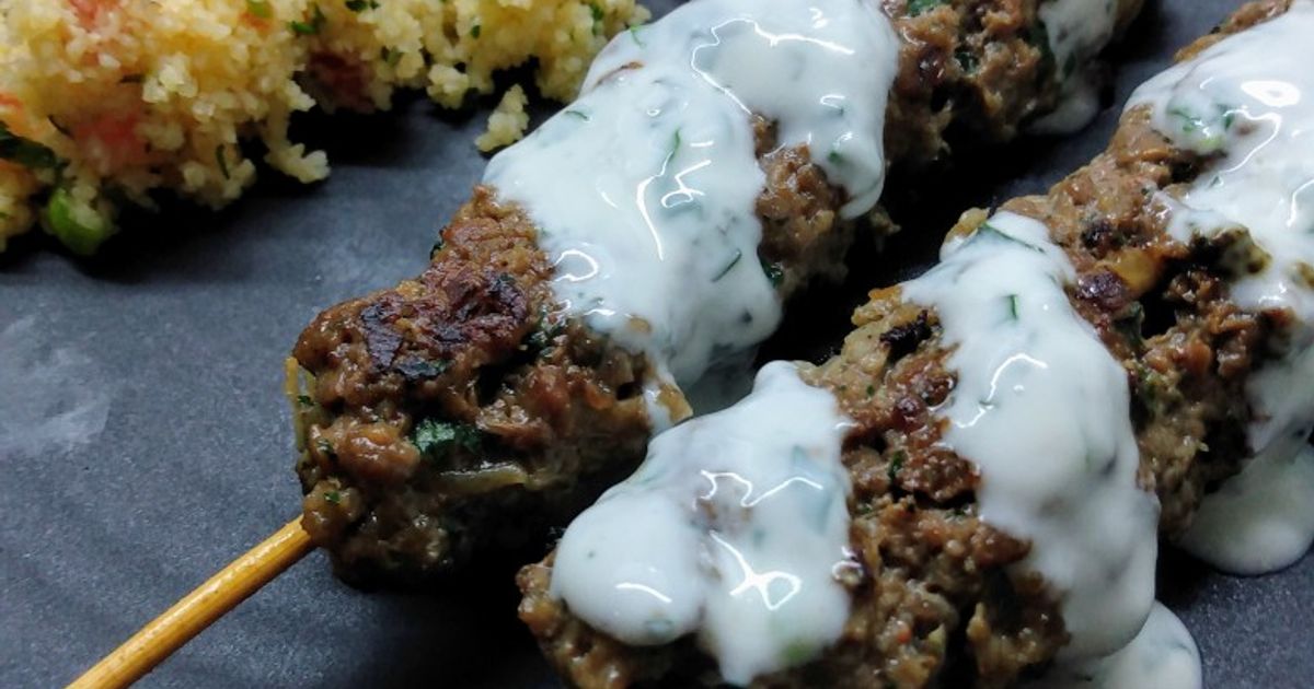 Kebab con salsa de yogurt