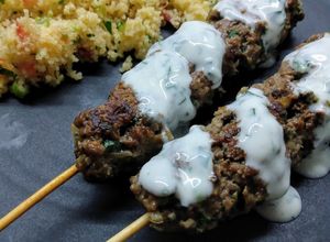 Una foto de Kebab con salsa de yogurt