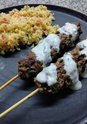 Una foto de Kebab con salsa de yogurt