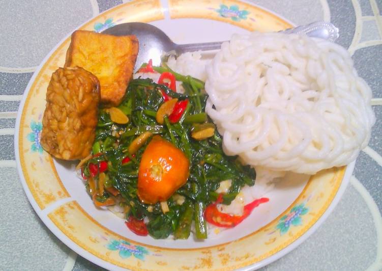 Proses Menyiapkan Tumis kangkung tauco tahu dan tempe goreng, Lezat Sekali