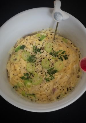 A picture of Omelette cupcake in microwave.