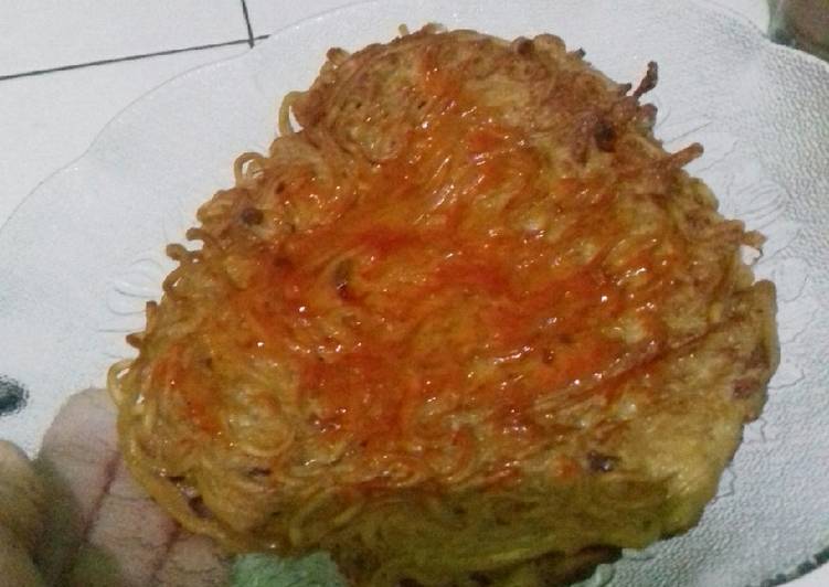 Bagaimana Membuat Omelet mie krispi yang Bikin Ngiler