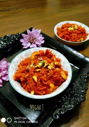गाजर हलवा (gajar halwa recipe in marathi) रेसिपी चे मुख्य फोटो 