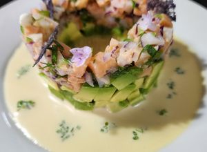 Una foto de Timbal de salmón y camarones con salsa de camarones