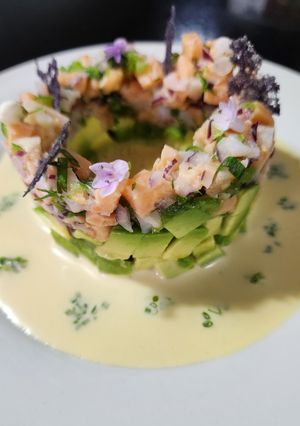 Una foto de Timbal de salmón y camarones con salsa de camarones