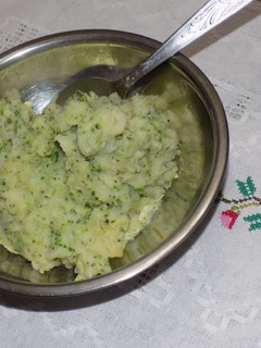 Una foto de Brócoli con puré o puré con brócoli ???