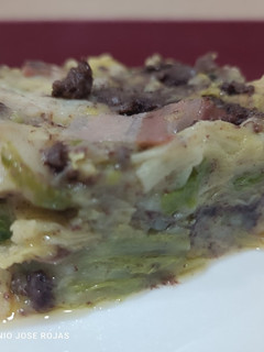 Una foto de Trinxat de col, patatas, morcilla y panceta