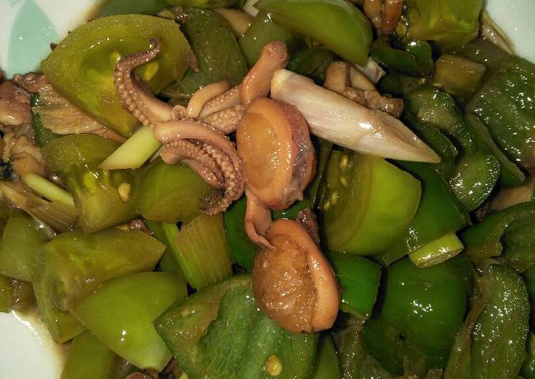 Langkah Mudah untuk Membuat Tomat Hijau Masak Cumi Asin Extra Hot Lezat