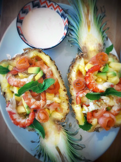 Una foto de Ensalada de piña con langostinos y salmón marinado