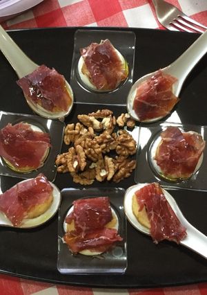 Una foto de Cucharitas de queso cabra, manzana y cecina