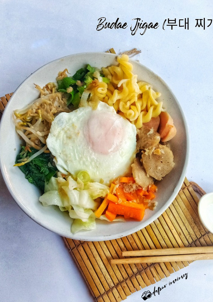 Foto resep Budae Jjigae (부대 찌개) (mie Korea)