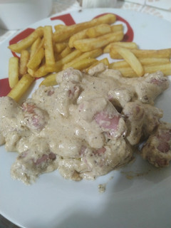 Una foto de Salchichas con salsa de queso