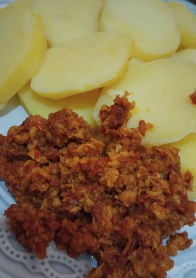 A picture of Boiled potato with egg source 🤩.