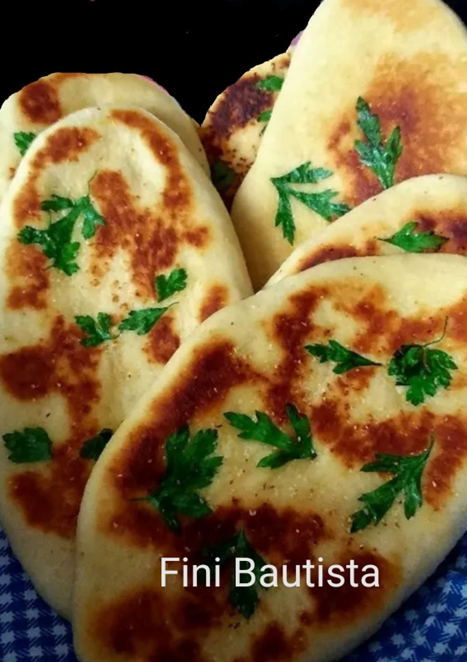 Una foto de Pan de ajo y perejil (Naan)
