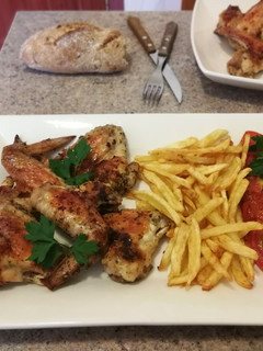 Una foto de Alas de pollo en adobo con guarnición