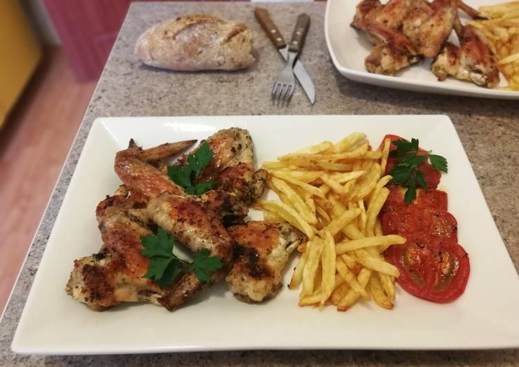 Alas de pollo en adobo con guarnición