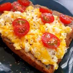 รูปของ Healthy Breakfast Idea: Bread Loaf with Egg & Cherry Tomatoes