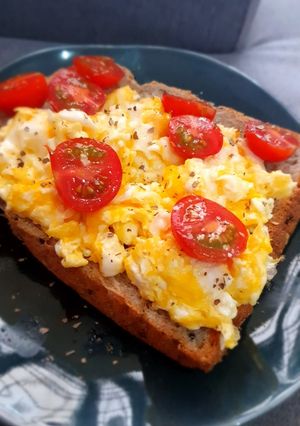 Foto resep Healthy Breakfast Idea: Bread Loaf with Egg & Cherry Tomatoes