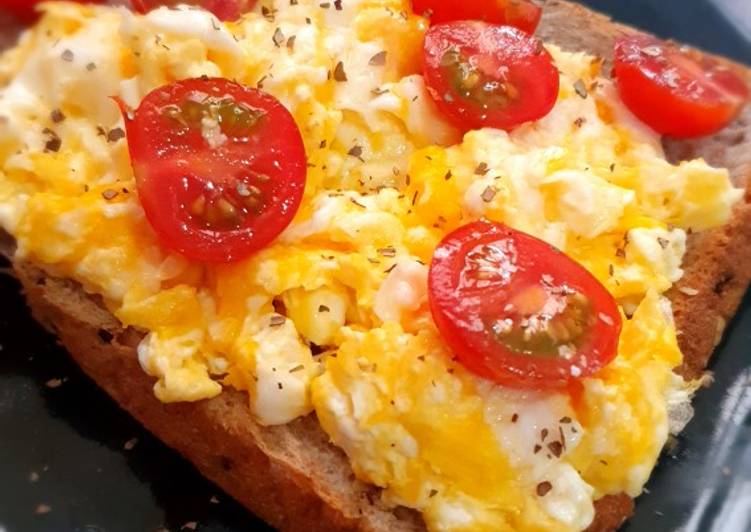 Healthy Breakfast Idea: Bread Loaf with Egg & Cherry Tomatoes