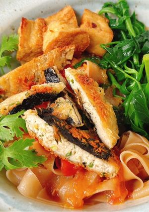 Hình của món Bánh đa đỏ trộn xốt cà chua.