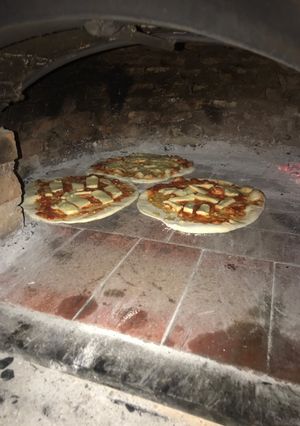 Una foto de Pizza al horno de barro