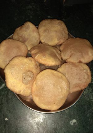 A picture of Aloo kachori.