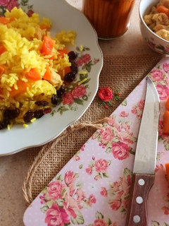 عکسی از دستور هویج پلو با مرغ و کشمش