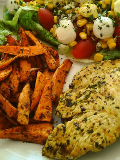 Una foto de Pechuga de pavo con batata, ensalada y guacamole