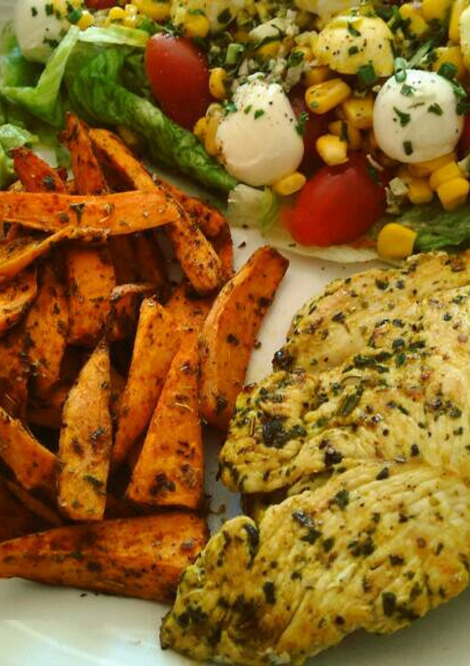 Una foto de Pechuga de pavo con batata, ensalada y guacamole