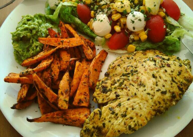 Pechuga de pavo con batata, ensalada y guacamole