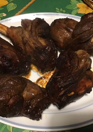 Une photo de Souris d'agneau confites caramélisées au miel, thym, romarin et badiane
