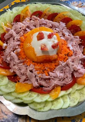 Une photo de Salade complète au jambon blanc fumé, crudités et burrata