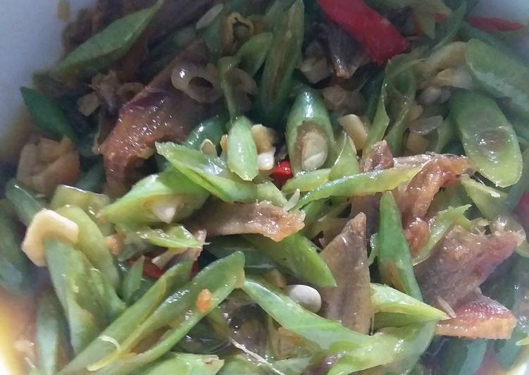 Proses meracik Tumis buncis ikan asin yang simpel