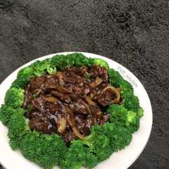 A picture of Brokoli cah daging.