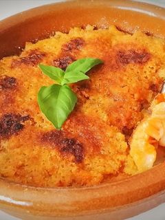 Una foto de Langostinos y palitos de Cangrejo a la Donostiarra