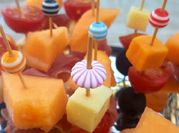 Une photo de brochettes de fruits