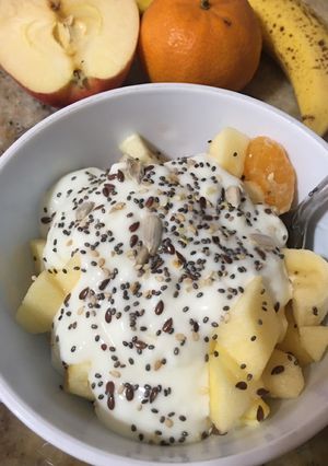 Una foto de Ensalada de frutas c yogurt y semillas