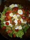 Ensalada con huevos de codorniz y tomates cherry