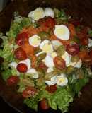 Ensalada con huevos de codorniz y tomates cherry