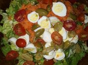 Una foto de ensalada de codorniz