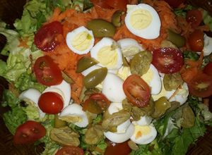 Una foto de Ensalada con huevos de codorniz y tomates cherry
