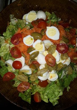 Una foto de Ensalada con huevos de codorniz y tomates cherry